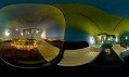 Panoramatický pohled z obývací části s výhledem z okna na město
