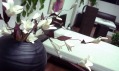 Dekorace v podobě váz a umělých květin z Flossy design