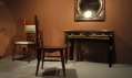 Dvojice židlí, stolek a zrcadlo z dubu, ořechu a ebonizované borovice