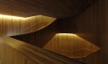 Dřevem obložený interiér schodiště