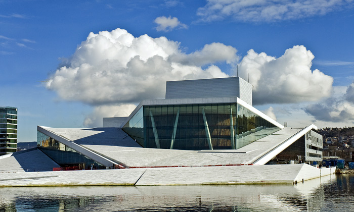 Oslo má novou budovu opery postavenou na vodě