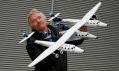 Sir Richard Branson s modelem obou letounů