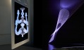 Umístění krystalů do světelné síťového spojení vlevo a světelná instalace Zahy Hadid