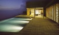 Romantický noční pohled na terasu s bazénem