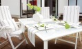 Bílá křesla a stůl z řady Black & White firmy Kettler