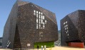 Dvě ze tří budov skály připomínající knihovnu ve Španělsku