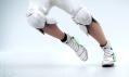 Chrániče kolen i plátovitá obuv s digitální patou
