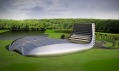 Budova krytého golfového hřiště tvaru listu v pohledu z ptačí perspektivy