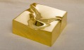 Zlatý box Mnemos od Asymptote zamýšlený jako šperkovnice