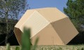 Kupolovitý tvar pavilonu složeného z dírkovaných desek