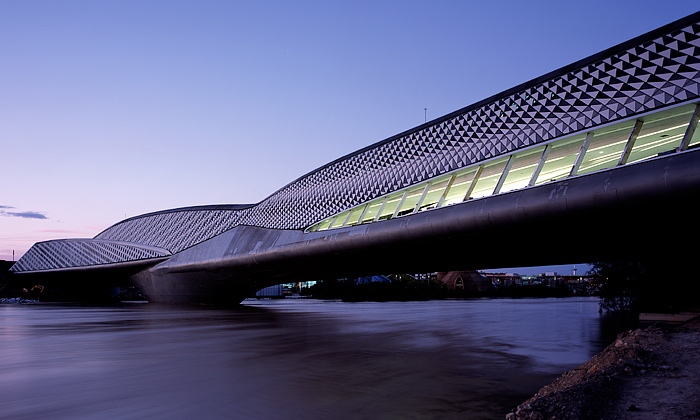 Zaragoza má nový futuristický most Zahy Hadid