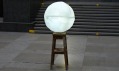 Nafouklý bíle svítící tvar sochy připomínající fotbalový míč