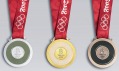 Trojice čínských olympijských medailí z drahých kovů a nefritu