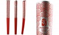 Čínská olympijská pochodeň ve tvaru svitku ze všech stran a v detailu s logem