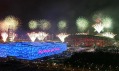 Slavnostní ohňostroj nad dvojicí nejpozoruhodnějších čínských stadionů