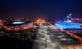 Osvětlený noční Olympijský park se stadionem Ptačí hnízdo a Vodní kostka