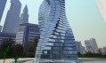 Detail dubajského mrakodrapu ve dne v podhledové perspektivě