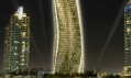 Detail dubajského mrakodrapu v noci na vizualizaci