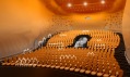 Menší sál pro 400 posluchačů a diváků s řadami oranžových křesel