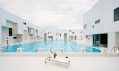 Hlavní venkovní bazén v Les Bains des Docks od Jean Nouvela