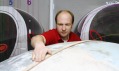 Jaroslav Větvička vytváří maketu automobilu tvaru vejce