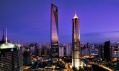 Mrakodrap Světového finančního centra vedle 420 metrů vysoké věže Jin Mao