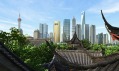 Kontrastní pohled na čtvrť Pudong skrze tradiční čínskou architekturu