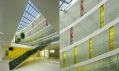 Interiér átria budovy v teplých barvách a moderním designu od Evy Jiřičné