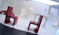 Červené židle z materiálu LG Hi-macs