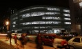 Národní technická knihovna v Praze a noční pohled z ulice Technické
