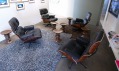 Ukázka interiéru z nábytku od Eames v showroomu Vitra