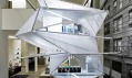 Instalace futuristického domu od Rex Architecture ve výloze Calvin Klein