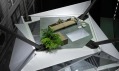 Střecha futuristického domu velikosti pro panenky ve výloze Calvin Klein