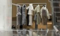 Modely Calvin Klein v šatníku futuristického domu