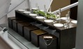 Jídelní kout a kuchyně v prvním patře instalace ve výloze Calvin Klein
