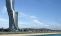 Starší vizualizace, na kterých je Capital Gate s jiným pláštěm