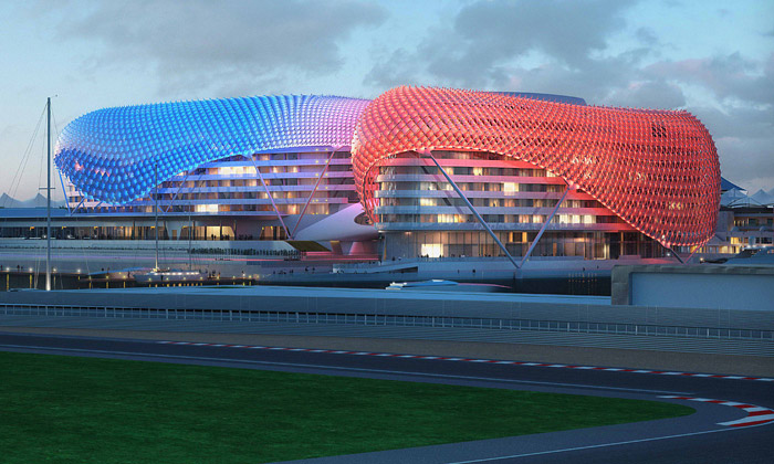 Yas Hotel nad dráhou F1 v Abu Dhabi se dokončuje