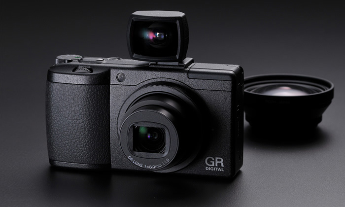 Kompakt Ricoh GR Digital III oslní i retro vzhledem
