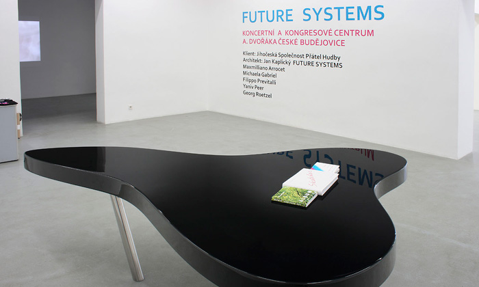 Future Systems vystavuje Kaplického stůl i Rejnoka