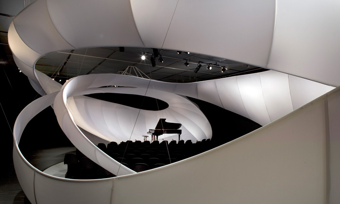 Zaha Hadid postavila malý koncertní sál jako stuhu