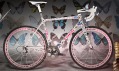 Lance Armstrong kola LiveStrong Stages – Damien Hirst