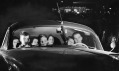 Americká kina Drive-in určená automobilům v historických fotografiích