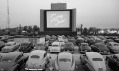 Americká kina Drive-in určená automobilům v historických fotografiích