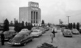 Americká kina Drive-in určená automobilům v historických fotografiích
