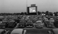 Americká kina Drive-in určená automobilům v historických fotografiích