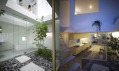 Interiér domu ve městě Nagoja v Japonsku od Suppose Design Office