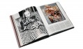 Kniha 100 Contemporary Fashion Designers neboli 100 současných módních designerů