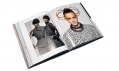 Kniha 100 Contemporary Fashion Designers neboli 100 současných módních designerů