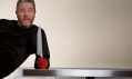 Philippe Starck s nožem a stolem z kuchyně Warendorf