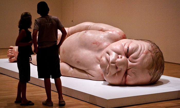 Ron Mueck ukazuje Melbourne realistické sochy lidí